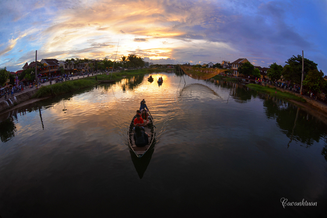[-]Ảnh[-]độc[-]đáo[-]về[-]dòng[-]sông[-]Hoài[-]bình[-]yên[-]giữa[-]phố[-]cổ[-]Hội[-]An